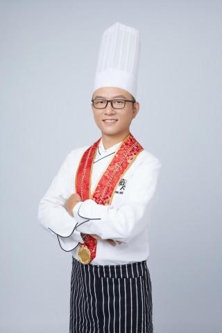 提供餐點服務的專家朱建榮