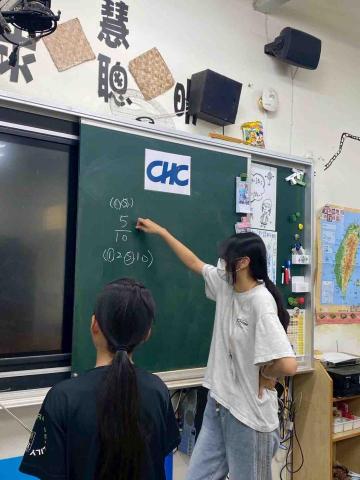 高雯沛 - 在課輔教導數學