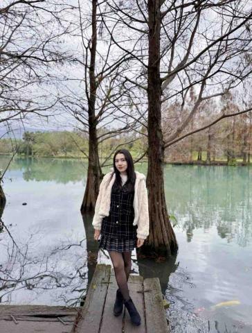 提供高爾夫球用品店服務的專家雷安娜