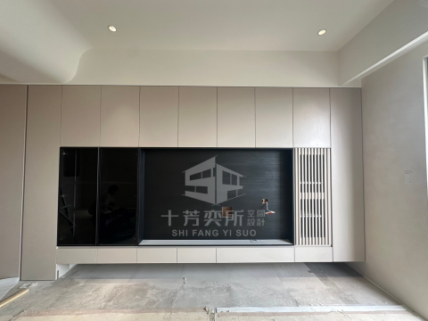 十芳奕所空間設計 - 系統櫃電視牆+弧形天花