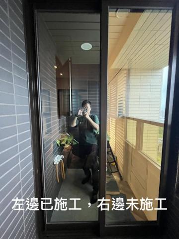 森璃建築隔熱紙 - 左半部施工5%隔熱紙，右半部未施工隔熱紙，隱私效果較佳

隔熱：4分
防窺：5分
防暴：3分
採光：1分
特色:隱密度較佳，但採光較差，隔熱效果優異。
價格一才120元，日本紙