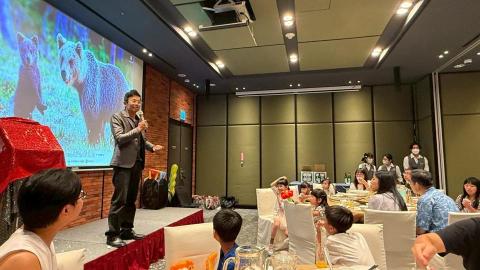 第一名魔-丁民 - 小小的宴會廳包廂，生日派對請來魔術師。