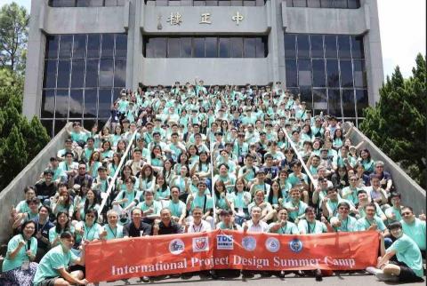 李柏萱 - 2024.7 擔任國際專題競賽營隊小組長
與菲律賓學生一同完成專題