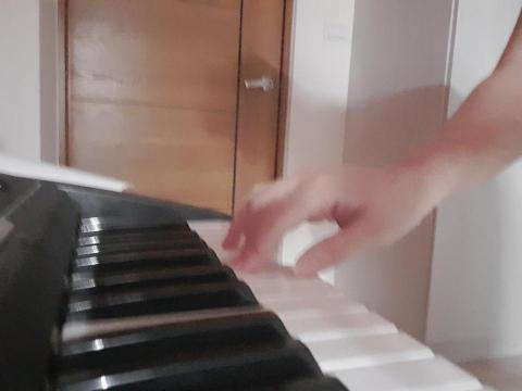 靜 - 有點糊掉的彈鋼琴瞬間