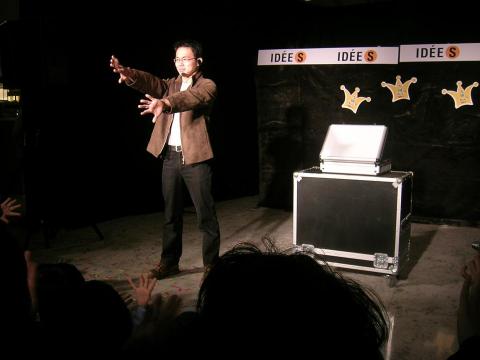 第一名魔-丁民 - 在封街的街口，一個舞台，直接對路人上演魔術。