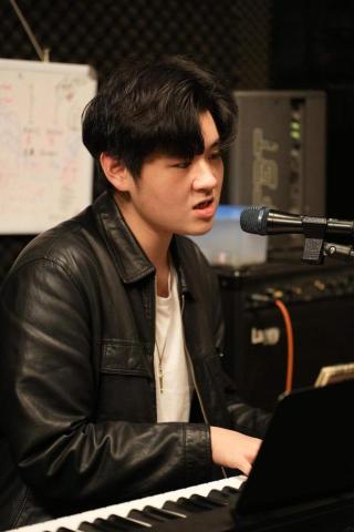 提供歌唱班服務的專家魏嶸竣