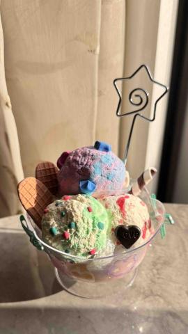 姚采伶 - 黏土課-作品範例（冰淇淋杯卡片夾）