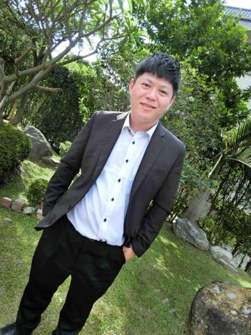 提供透明光療服務的專家小小木工