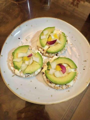 初心常在-Lena - 低碳小點心～酪梨起司米餅～起司片+洋蔥丁+檸檬汁+3片米餅=1/4碗飯，這樣搭配吃起來比飯有趣多了，夏天熱不想吃飯，可當輕食，想多吃2片也沒負擔！ 纖維稍嫌不足嘛，就搭配高纖無糖豆漿哦～