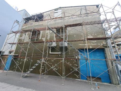 FRP玻璃纖維防水、室內外防水、內外牆油漆、仿石漆、侷限空間 - 外牆貼網修補加固（中塗層彈泥）