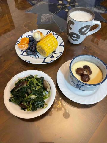 初心常在-Lena - 減醣高纖高蛋白餐，適合減重、銀髮族～
冬令宜補腎養脾胃，五行對應可吃黑色食材（黑芝麻、黑豆、黑棗、香菇、黑木耳、栗子、山藥、核桃）
早餐熱食養脾胃～

黑芝麻高纖豆漿、（1顆蛋）蒸蛋+2顆栗子、清炒地瓜葉香菇+1小盤主食（6公分玉米、1/3小餐包+2顆小起司，加少許水果