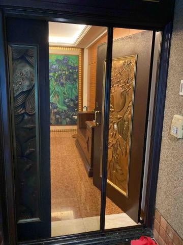 咪吉門窗 - 定位捲軸，黑色系紗網爲高透視度