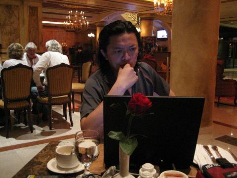 何東翰 - 旅外時期辦公照(杜拜)