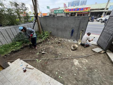 蕭東駿 - 剷除原有土層並保留現有植栽，針對洗滌區重新劃分區塊。