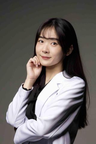 提供履歷canva服務的專家張老師