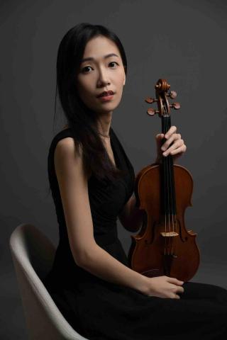 提供衝浪入門服務的專家黃彩惠