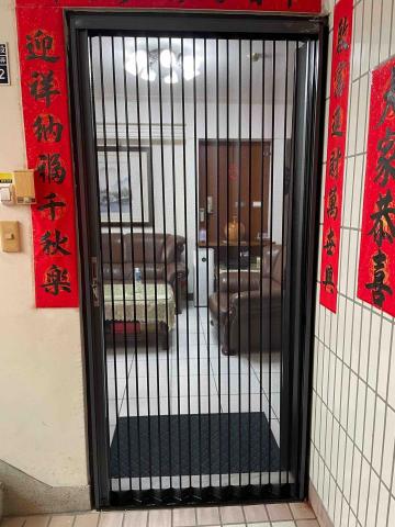 咪吉門窗 - 金屬摺疊門（防寵物）