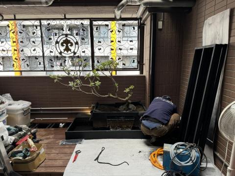 蕭東駿 - 陰暗的內庭陽台也可以有綠意，底下搭配簡單流瀑，幫業主完成養魚又有景觀的美夢。