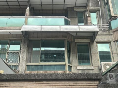 開鑫鐵工廠 - 施工後遮雨棚（不銹鋼骨架➕3mm厚度鋁塑板➕不銹鋼拉桿）