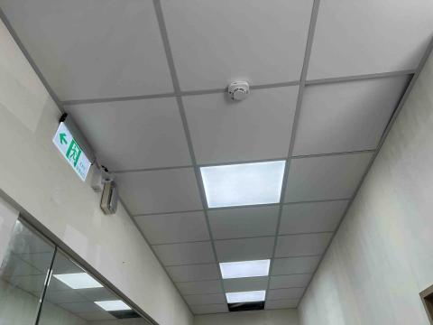 李宗祐 - 緊急照明/逃生指示燈新增電源插座