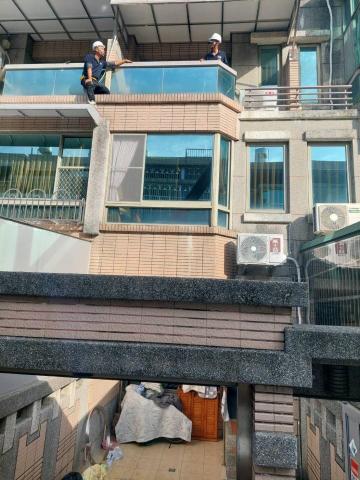 開鑫鐵工廠 - 施工前遮雨棚（不銹鋼骨架➕3mm厚度鋁塑板➕不銹鋼拉桿）