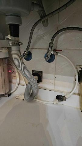 瑋成水電裝修工作室 - 施工後：廚下排水管堵塞,己疏通