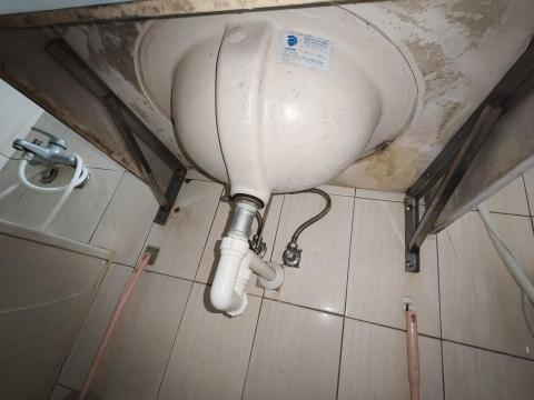 瑋成水電裝修工作室 - 施工後：更換洗臉盆支撐架完工