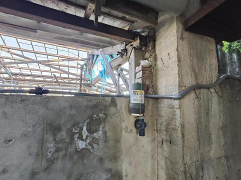 瑋成水電裝修工作室 - 施工後：戶外接水管至室內