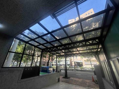 高瑞隆 - 不鏽鋼骨架
5+5TP膠合玻璃