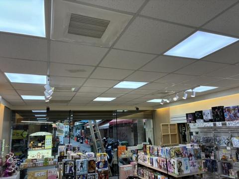周文翔 - 逢甲實體店面軌道燈安裝
