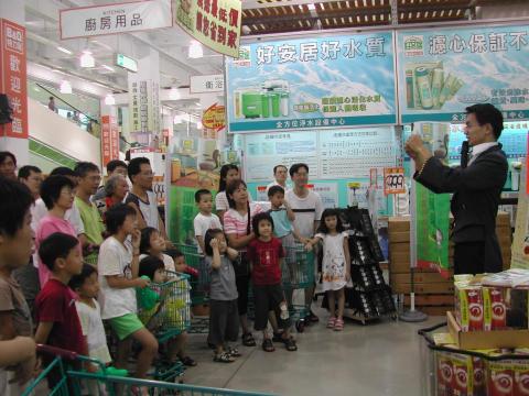 第一名魔-丁民 - 賣場裡面的攤位活動。