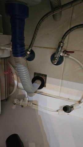 瑋成水電裝修工作室 - 施工前：廚下排水管堵塞