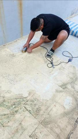 小李 - 屋頂舊漆刨除