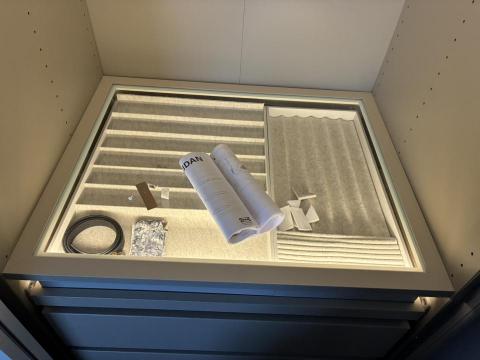 周文翔 - IKEA衣櫃燈安裝