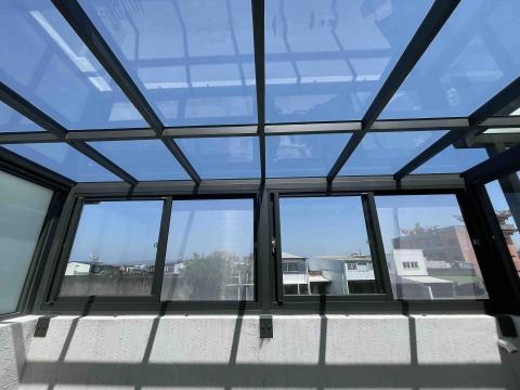 淳悅鐵件設計工程行 - 客戶再頂樓種植物，因近幾年天氣不穩定，為了保護植物，直接搭了採光罩，玻璃選用透明的，也讓植物能曬到陽光。