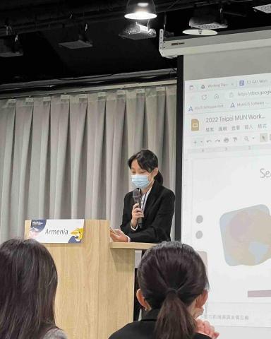 廖姿婷 - 參加模擬聯合國會議上台發表