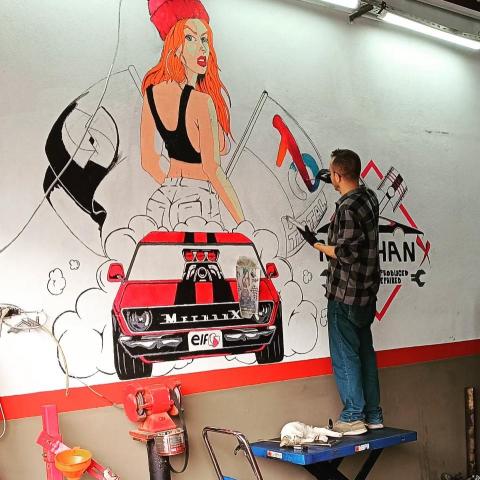 顏安德 - 客戶自開汽車修理廠,為此客製打造出洋溢自我風格的修車厰，繪出空間視為重要的把工作融入生活情趣的氛圍.
