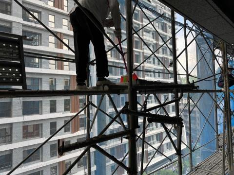 豐佑工程 - 工地鷹架土渣敲除，遮斷版漏漿打石，整棟鷹架含遮斷板，外露樑清掃清潔