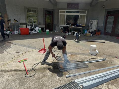 豐佑工程 - 水溝工程：水溝溝槽打石，水溝蓋燒焊加工，水溝架設，混泥土回填
