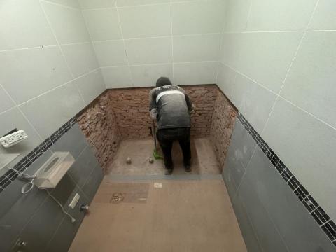 豐佑工程 - 民宅浴室浴缸拆除，區域牆面地板打石見底，工程廢棄物清運，細清