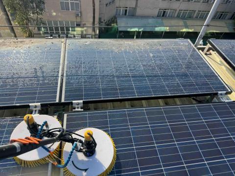 博生綠能企業社 - 太陽能模組人工清洗