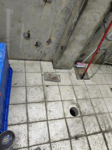 瑋成水電裝修工作室 - 施工前：化糞池堵塞，無法抽，改管
