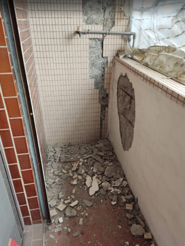 修成裝潢修繕 - 陽台水泥崩裂 鋼筋鏽蝕 打除 打石 防鏽 泥作回填
