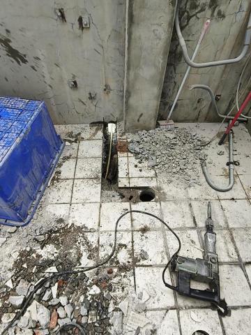 瑋成水電裝修工作室 - 施工中：化糞池堵塞，無法抽，改管