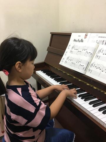 古典鋼琴教學 - 7歲學生上課