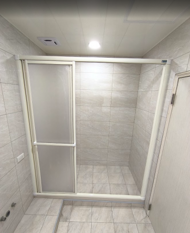 修成裝潢修繕 - 浴室翻新 
牆磚30*60 地磚30*30 乾濕分離 PVC半實心天花板 維修孔*1 通風換氣扇*1 LED崁入式燈座*2