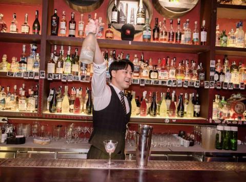 花式調酒師陳武良 - 2025受邀至越南河內知名酒吧週年慶演出