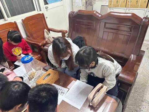 許安綺 - 過去有參加虎尾科大偏鄉國小志工服務 教導國小基礎英文 及陪伴指導寫作業 