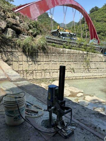 宏御企業社 - 新竹玉峰大橋攔沙壩洗孔施工中
