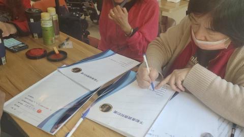 詠泓多元化實業 - 量身規劃-代書凝約雙方準備簽約中